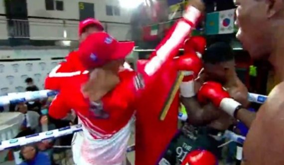 Trajneri i mllefosur e grushton boksierin kundërshtar