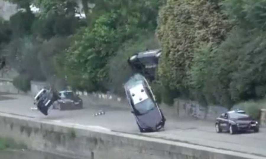 Veturat e policisë fluturojnë në ajër