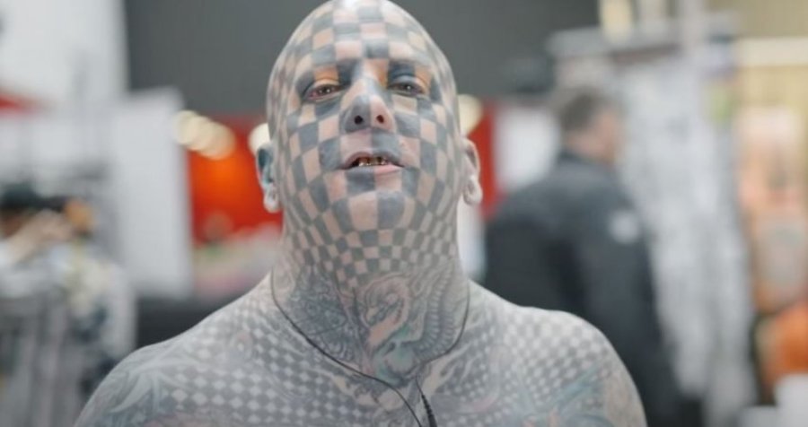 Burri me rekord botëror për 848 tatuazhe në formë katrori