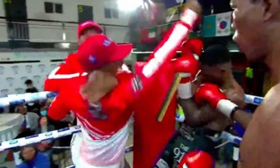 Trajneri i mllefosur e grushton boksierin kundërshtar