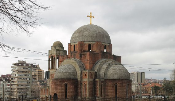 Kisha neo-raciste serbe në pronën (oborrin) e Universitetit 