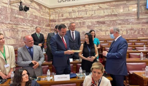 Konjufca pranon dhuratë nga kryeparlamentari grek