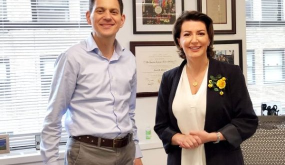 Jahjaga takoi David Miliband, diskutuan për të arriturat dhe sfidat e Kosovës