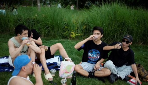 Dy muaj të kyçur prej Omicronit, banorët “pushtojnë” rrugët dhe parqet