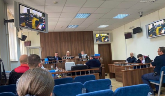 Përleshje fizike në sallën e Gjykatës në Prizren, i akuzuari për krime lufte e gjuan me shishe të dëmtuarin