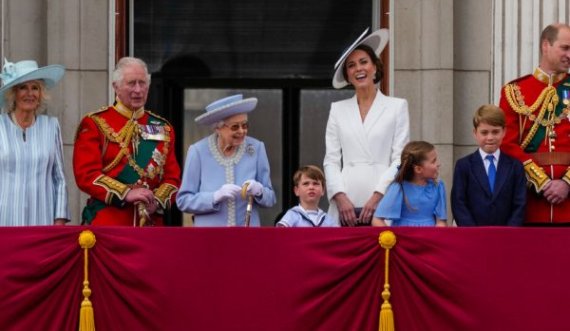 Familja mbretërore shfaqet në ballkon pas tre vjetësh, pse mungoi Harry dhe Meghan?