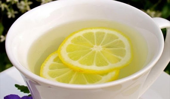 A e dini sa është vërtet i shëndetshëm uji me limon?