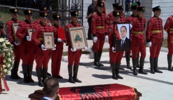 Nderimi i fundit për Bujar Nishanin në Presidencë, kortezhi më këmbë përgjatë Bulevardit