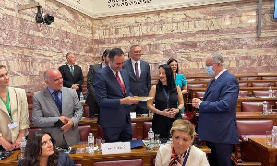 Konjufca pranon dhuratë nga kryeparlamentari grek