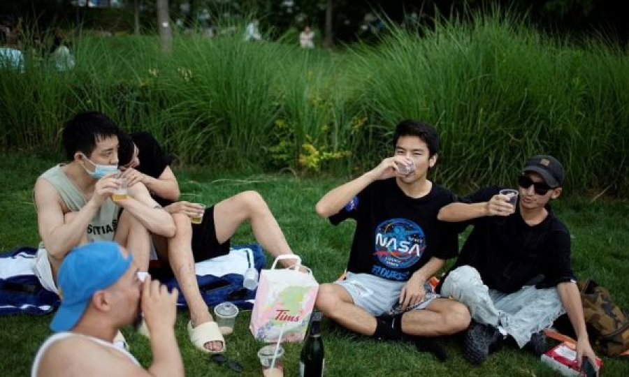 Dy muaj të kyçur prej Omicronit, banorët “pushtojnë” rrugët dhe parqet