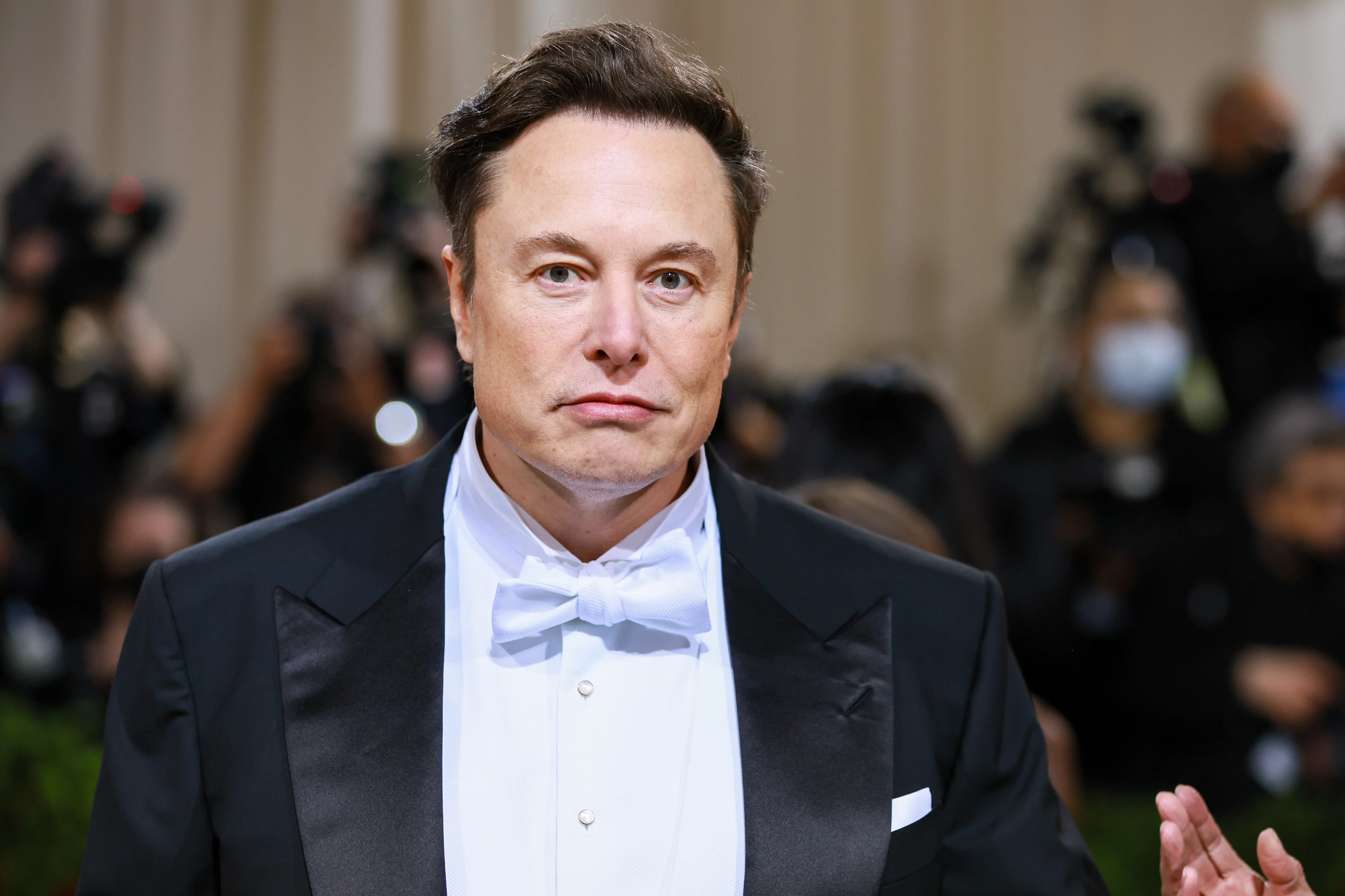 Reuters zbulon një e-mail të Musk dërguar punëtorëve: Kthehuni në zyrë ose…