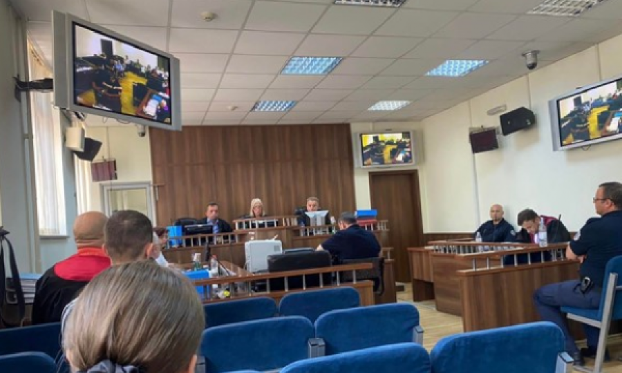 Përleshje fizike në sallën e Gjykatës në Prizren, i akuzuari për krime lufte e gjuan me shishe të dëmtuarin