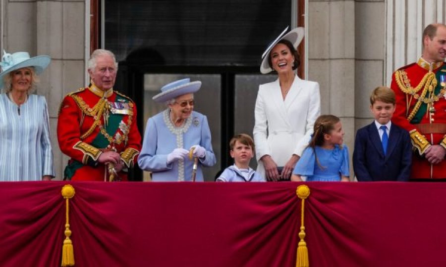 Familja mbretërore shfaqet në ballkon pas tre vjetësh, pse mungoi Harry dhe Meghan?