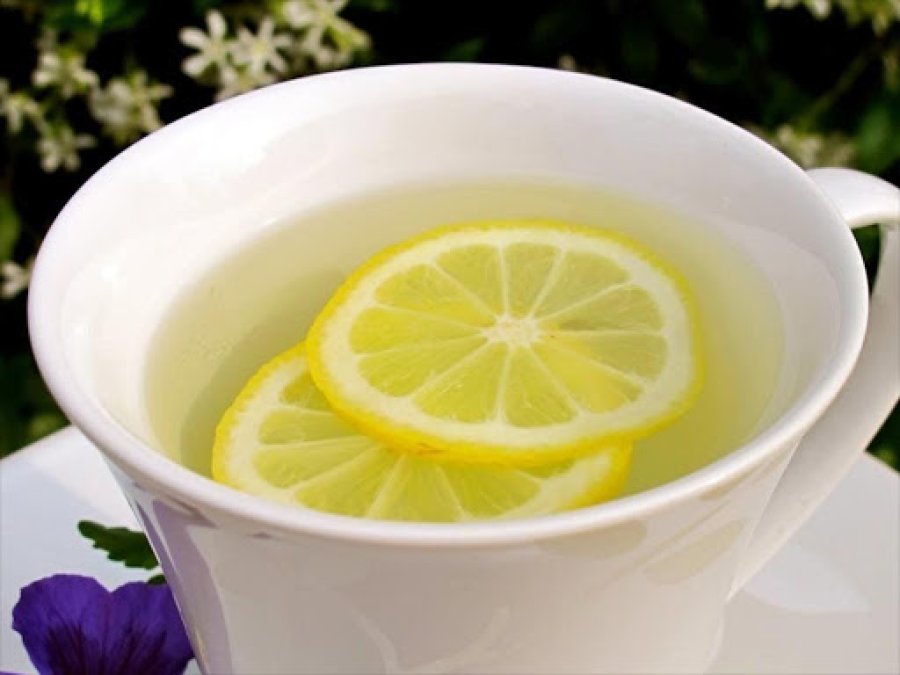 A e dini sa është vërtet i shëndetshëm uji me limon?