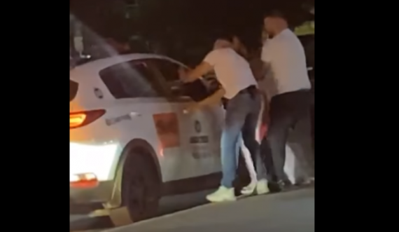 Disa të rinj në Prishtinë e sulmojnë një taksi dhe tentojnë të futen brenda, taksisti ia mbyll derën