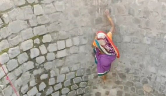 Gruaja në Indi rrezikon jetën për të marrë ujë, videoja bëhet virale