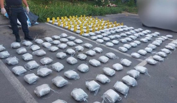 Policia kap marihuanë, Sveçla ndan fotografi