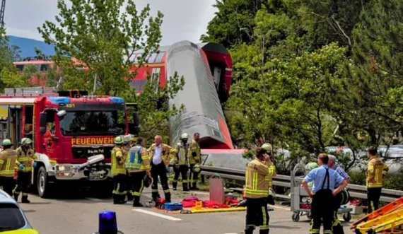 Tre të vdekur e 16 të plagosur pasi treni del nga shinat