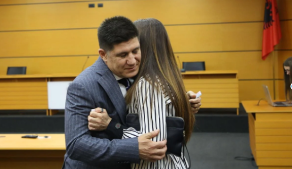 Prokurori i Krujës kalon vettingun, nuk mban emocionet në sallën e KPK, puth partneren