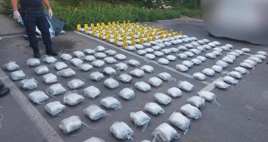 Policia kap marihuanë, Sveçla ndan fotografi