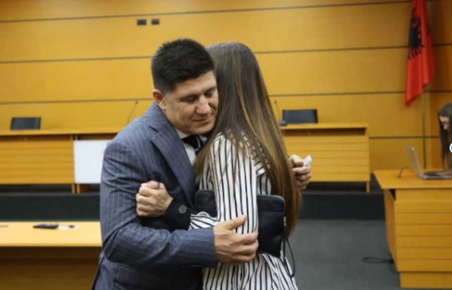 Prokurori i Krujës kalon vettingun, nuk mban emocionet në sallën e KPK, puth partneren