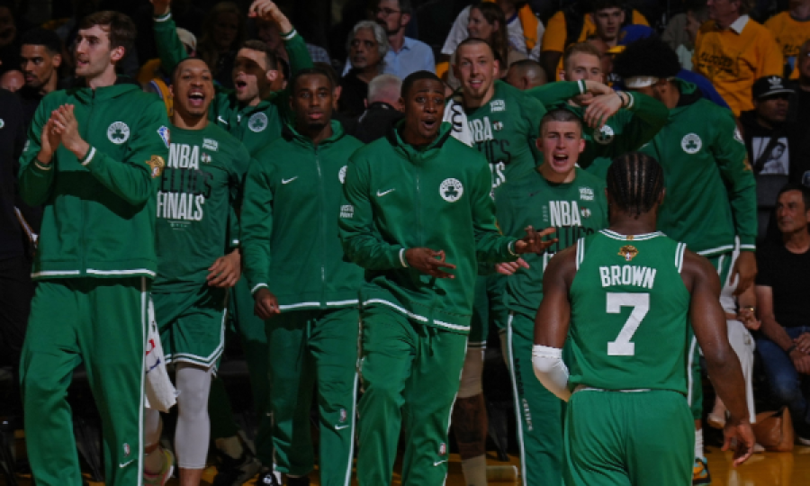 Boston Celtics e fiton finalen e parë ndaj Golden State Warriors