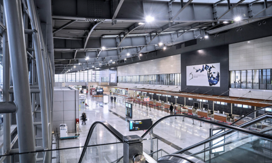 Panika në aeroportin e Prishtinës pas alarmit për bombë, doli të jetë i rrejshëm