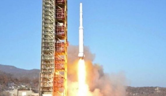 Koreja e Veriut hedh 8 raketa në detin e Japonisë