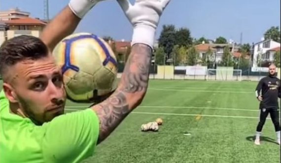 Kurrë mos provo ta kapësh topin duke shikuar dikah tjetër