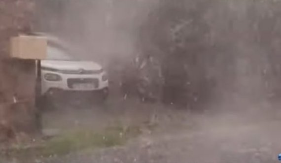 Nga suhitë e forta të shiut e breshërit në gjithë Francën - rrufeja goditi edhe Kullën Eifel