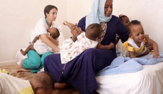 Nëna e vetme në botë me nëntënjakë tregon sfidat e kujdesjes për ta