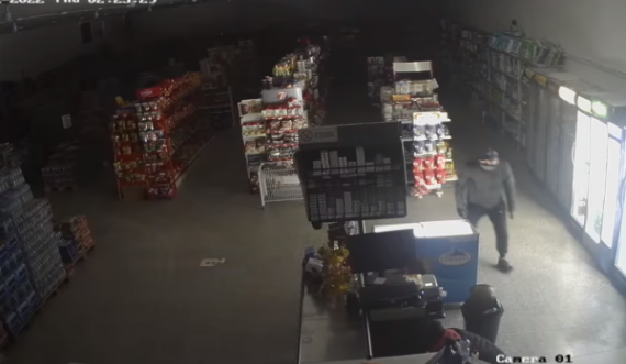 Hajnat vjedhin një market në Rogovë, pronari i publikon pamjet