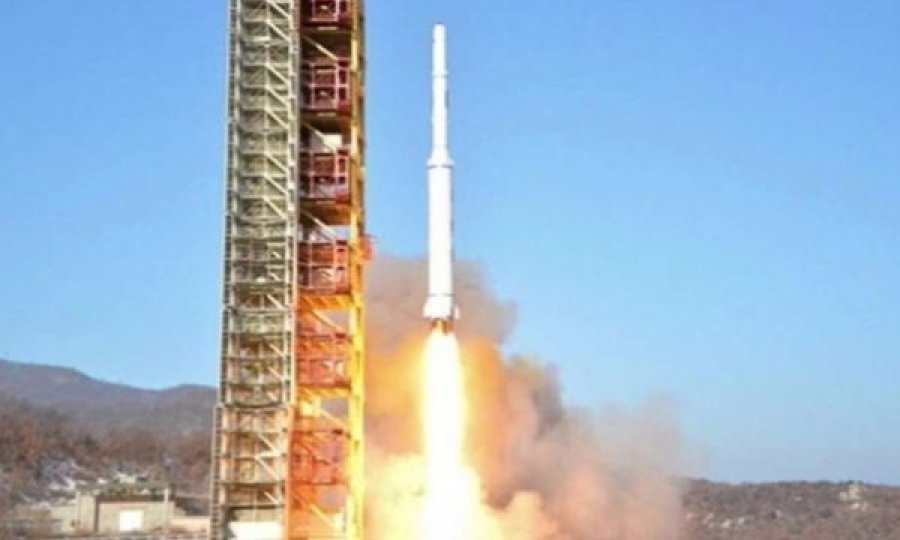 Koreja e Veriut hedh 8 raketa në detin e Japonisë