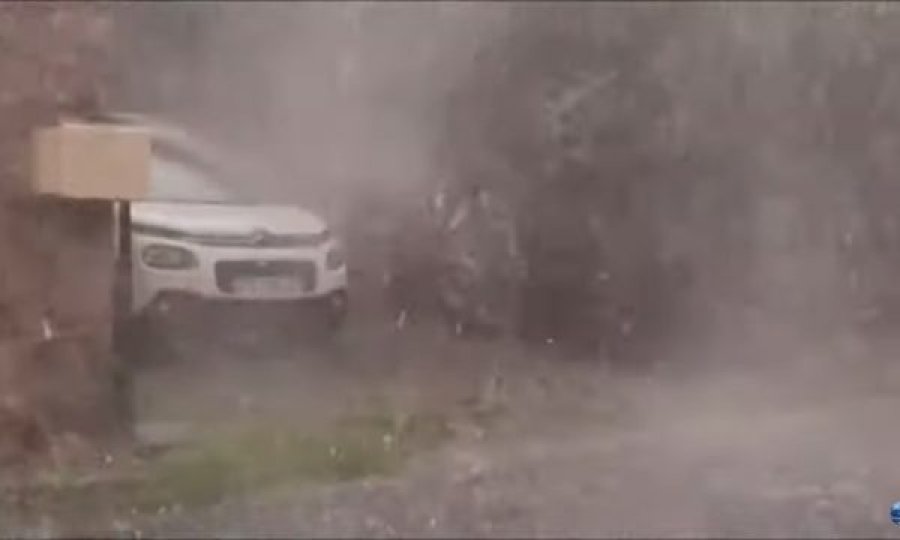 Nga suhitë e forta të shiut e breshërit në gjithë Francën - rrufeja goditi edhe Kullën Eifel