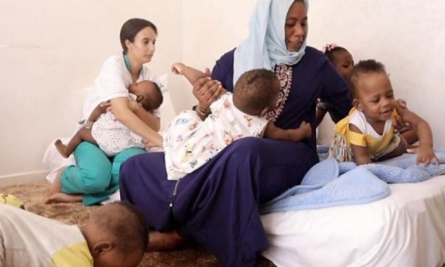 Nëna e vetme në botë me nëntënjakë tregon sfidat e kujdesjes për ta