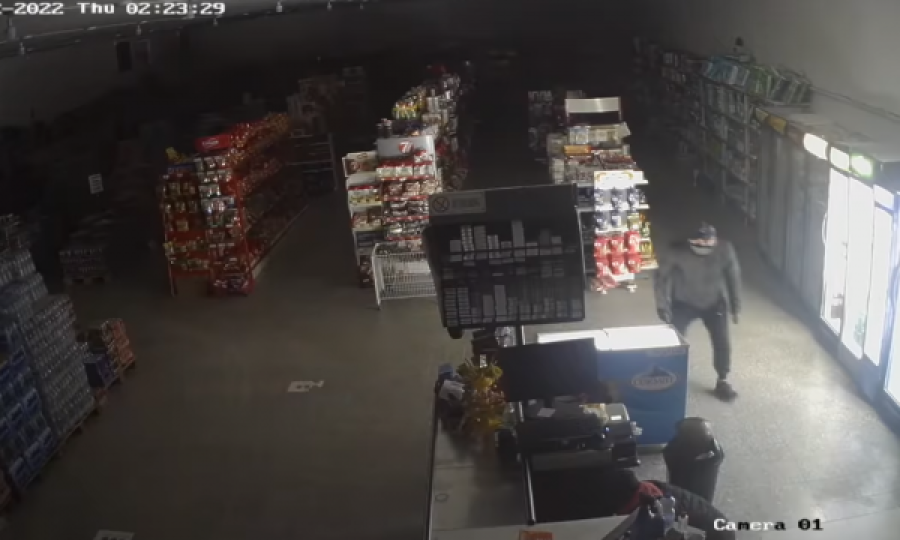 Hajnat vjedhin një market në Rogovë, pronari i publikon pamjet