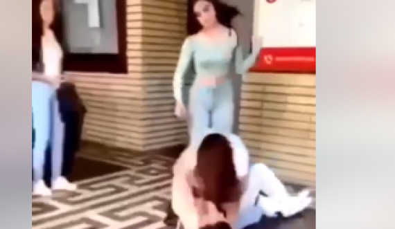E tmerrshme, kapje për flokësh e grushte mes dy vajzave në Pejë