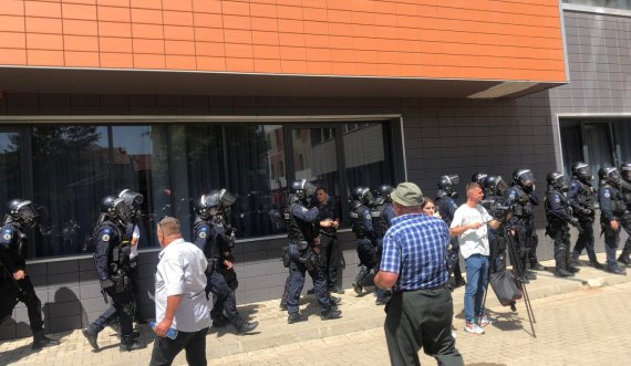 Eskalon protesta e veteranëve, Policia gjuan gaz lotsjellës