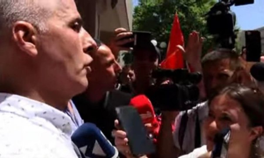 Klinaku: Nga dritarja e Kuvendit po gjuajnë gaz lotsjellës