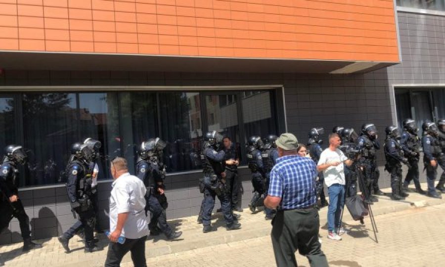 Forcat të shtuara të Policisë, veteranët futen në oborrin e Kuvendit