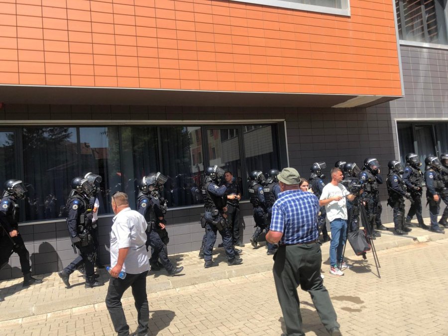 Eskalon protesta e veteranëve, Policia gjuan gaz lotsjellës