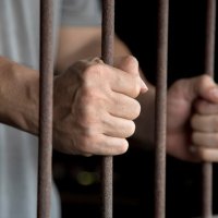 Një muaj paraburgim për arsimtarin që dyshohet se ngacmoi 13-vjeçaren