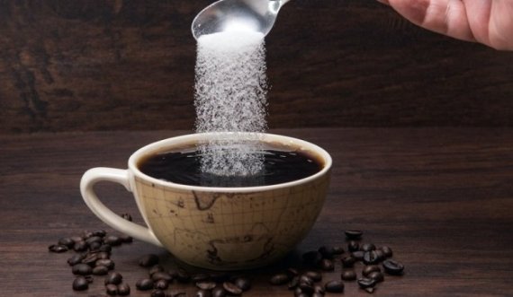 Studimi i ri, ata që e pinë kafen me sheqer, jetojnë më gjatë