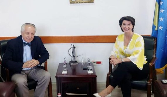 Latifi vazhdon të na çudis me takime të parëndësishme – takon Atifete Jahjagën