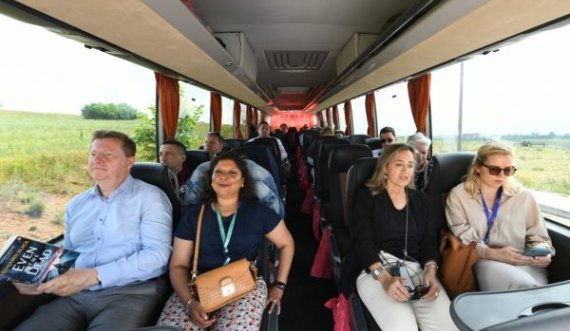 Shefi i BE-së dhe disa ambasadorë dalin me autobus për ta vizituar “Kosovën Jugore”