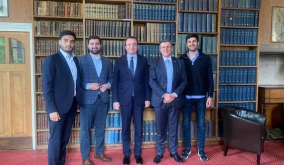 Studenti kosovar në Oxford e ‘çon’ në qiell Kurtin