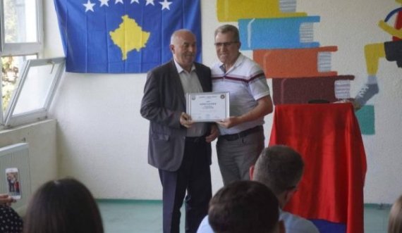 Gjimnazi i Kamenicës i ndan mirënjohje profesorit Sabri Morina me rastin e pensionimit