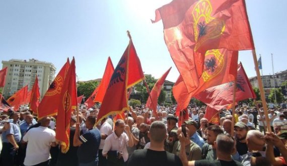 Protesta e veteranëve, dy policë të lënduar- njëri u godit me mjet të fortë në kokë