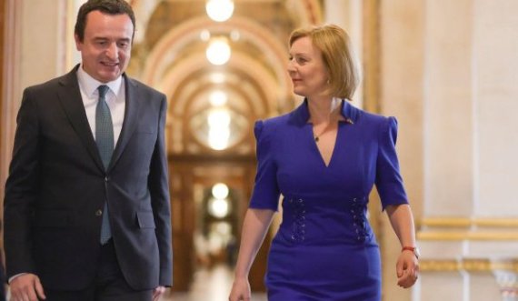 Kurti takohet me sekretaren britanike, flasin për ‘sfidimin e ndikimit keqdashës në Ballkanin Perëndimor’