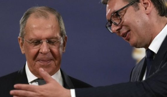 Gazeta gjermane: Serbia po largohet me kujdes nga 'vëllai'